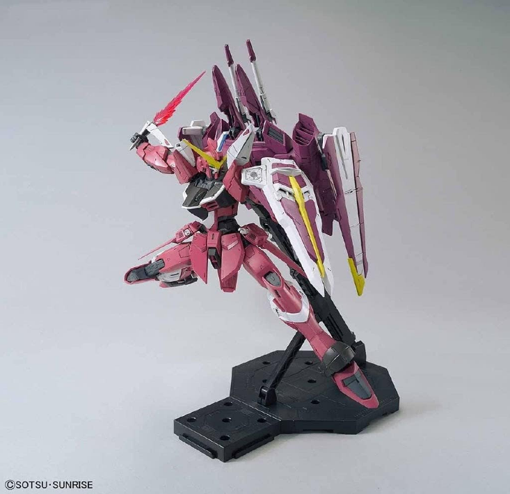 Bandai MG 1/100 ZGMF-X09A Justice Gundam
