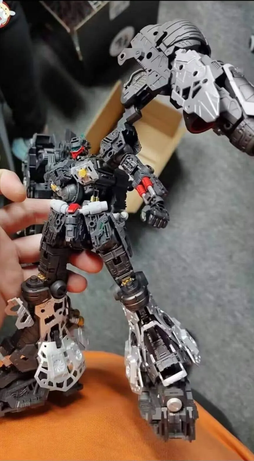 Solomon 1/100 GP02A Physalis (w/ Clear Armor & MLRS Backpack)