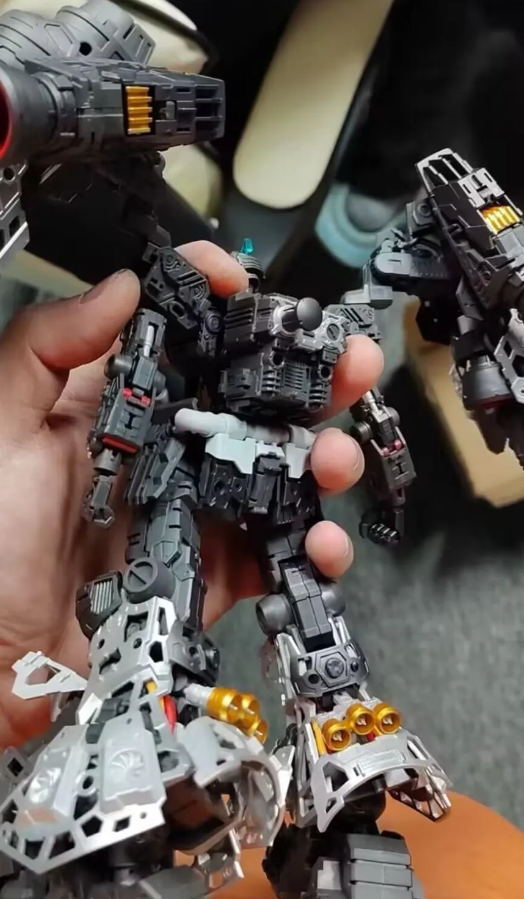 Solomon 1/100 GP02A Physalis (w/ Clear Armor & MLRS Backpack)