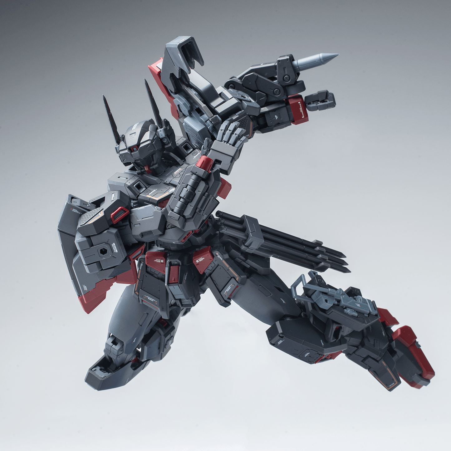 Cold Steel 1/100 RX-80BR Famine Model Kit